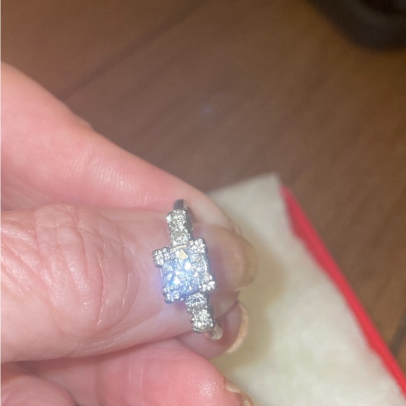 Vintage Platinum Ring with Sparkling Diamonds - Picture 2 of 8